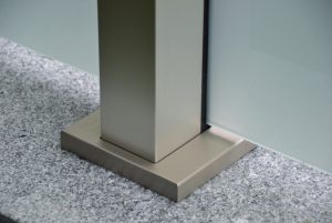 Excklusive Zaunanlage mit VSG-Glas/ Edelstahl Grundplatte